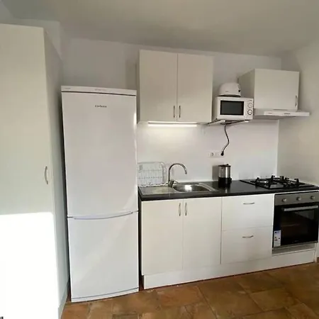 Robert House Tinajo Nyaraló Tinajo