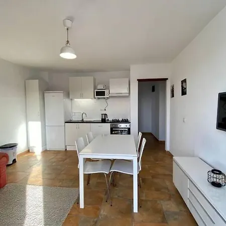 Robert House Tinajo Nyaraló